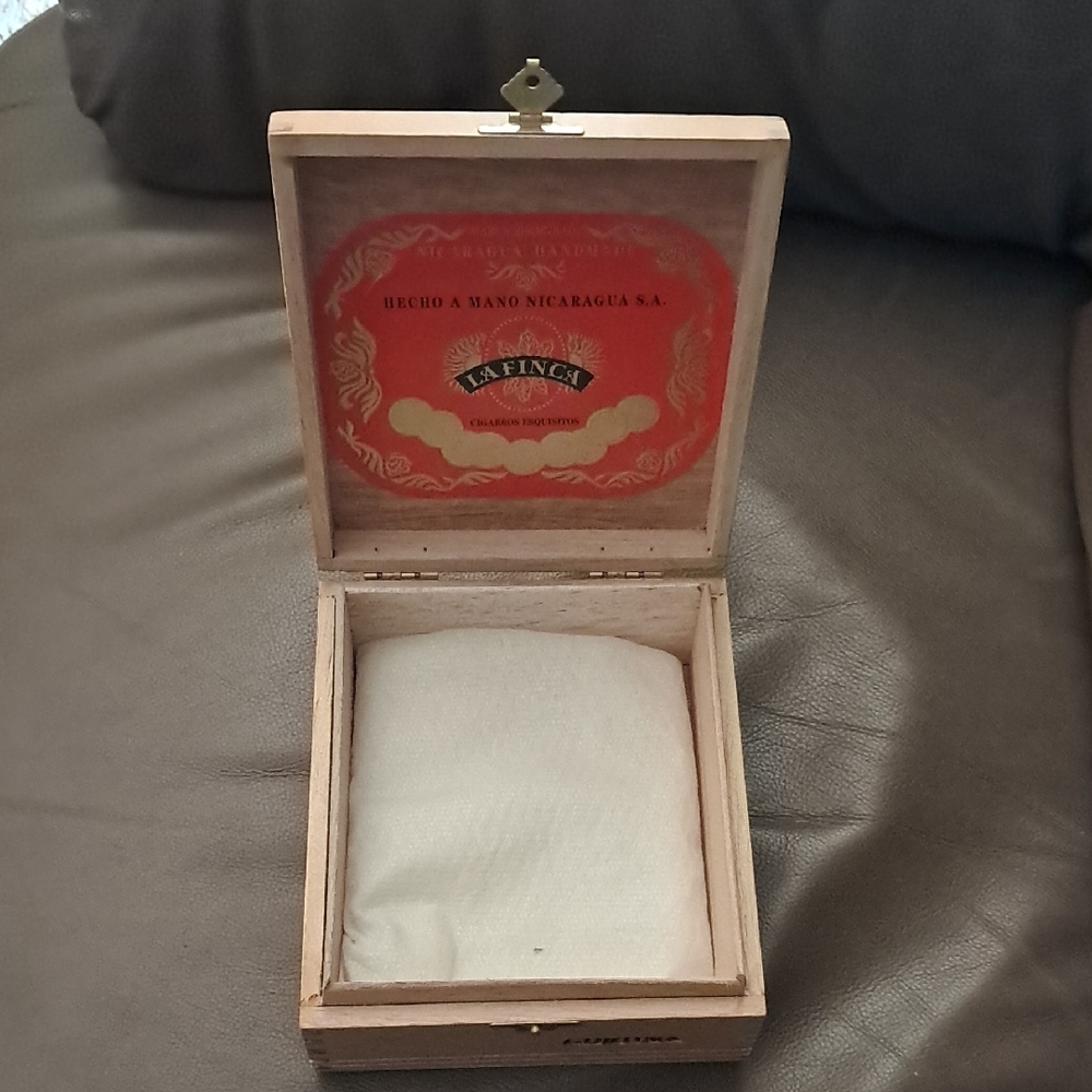 La Finca Wooden Cigar Box with Cushion